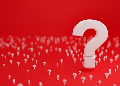 编辑部下午校稿会，三人围坐讨论亚星开户常见问题的表述边界，桌上散落打印稿与马克杯